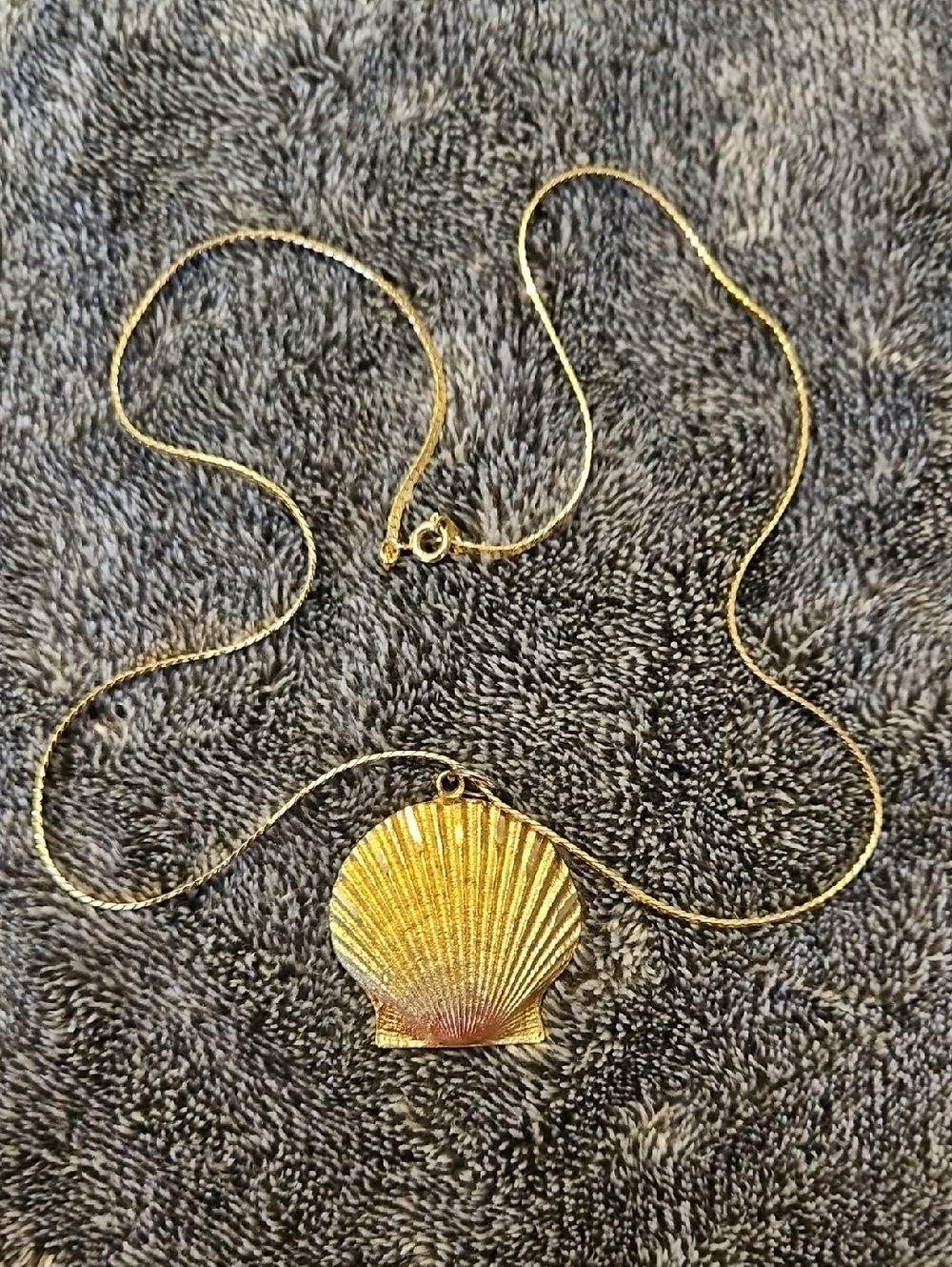 Gold Shell Pendant Necklace for Women - Shimmering Beach-Inspired Jewelry